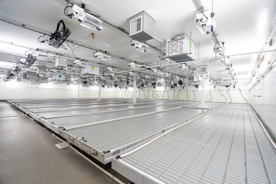 More Photos Of 19533 McLane St, Palm Springs Distribution For Sale