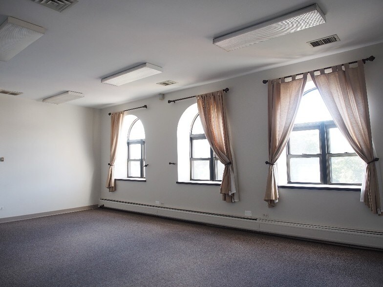 More Photos Of 329-331 S York Rd, Bensenville Daycare Center For Lease