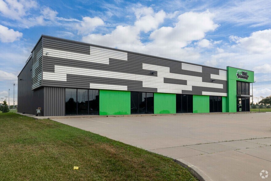 More Photos Of 11010 E 28th St N, Wichita Sports And Entertainment For Sale