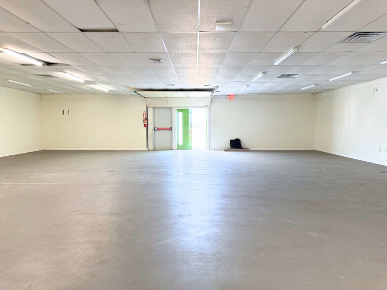 More Photos Of 1342 E Highway 377, Granbury Showroom For Sale