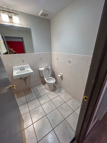 More Photos Of 30 N Lincoln St, Batavia Office For Lease