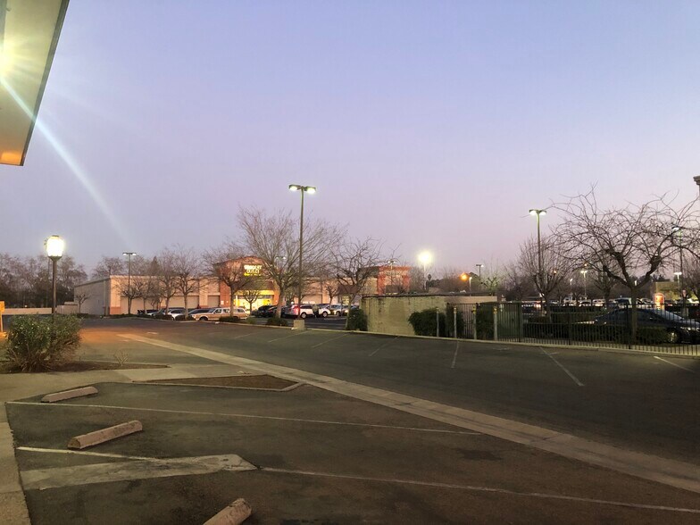 More Photos Of 4274 N Blackstone Ave, Fresno Office For Sale