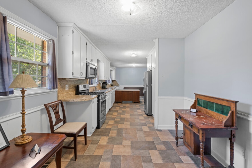 More Photos Of 104 Round Knob Rd, Lexington Office For Sale