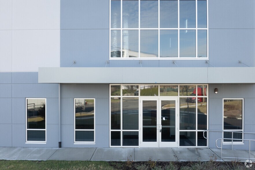 More Photos Of 1200 Wall St W, Lyndhurst Distribution For Lease