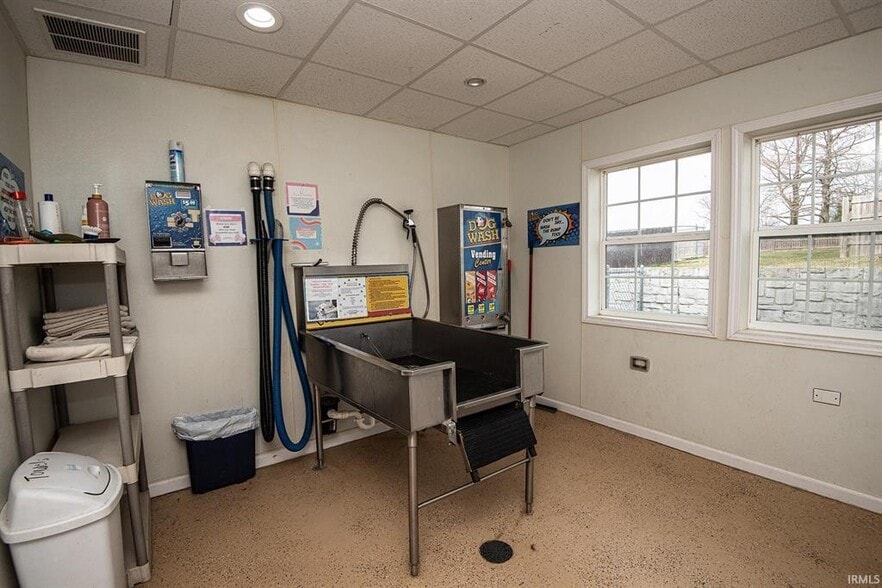 More Photos Of 433 S Hickory Corner Rd, Vincennes Veterinarian Kennel For Sale