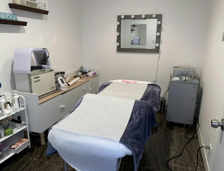 More Photos Of 1915-1917 N Damen Ave, Chicago Storefront For Sale