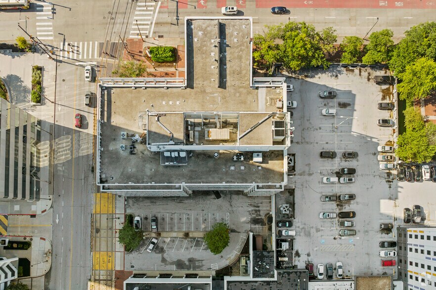 More Photos Of 300 W Pratt St, Baltimore Office For Sale