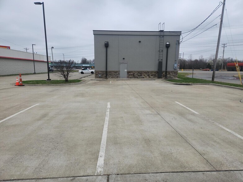 More Photos Of 3320 Irvin Cobb Dr, Paducah Freestanding For Sale