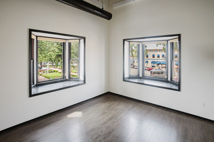 More Photos Of 10 Plaza Sq, Orange Storefront Retail Office For Lease