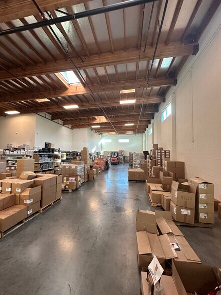 More Photos Of 7655 Kester Ave, Van Nuys Warehouse For Lease