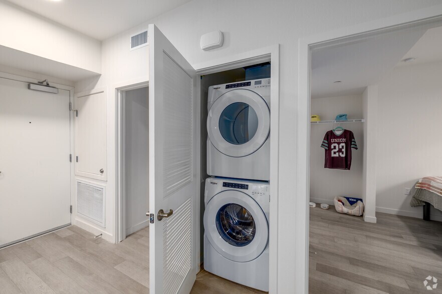 More Photos Of 4520 Alvarado Canyon Rd, San Diego Apartments For Lease