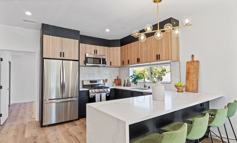 More Photos Of 10821 Hartsook St, North Hollywood Apartments For Sale
