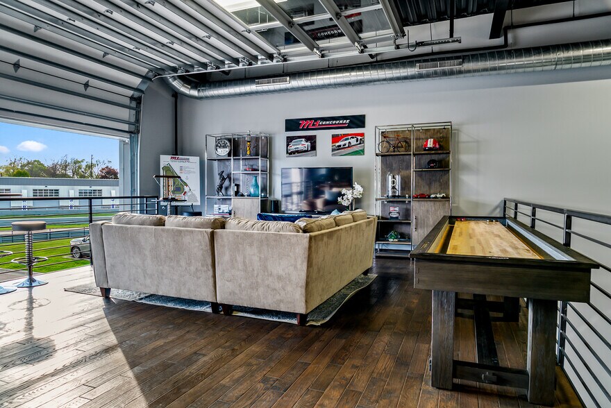 More Photos Of 154 W Speed Way, Pontiac Parking Garage For Sale