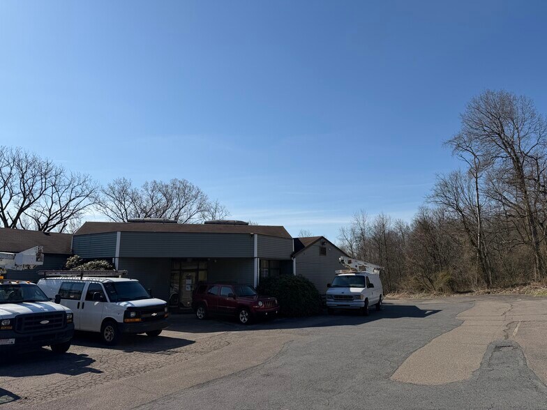 More Photos Of 104 Woodward Hill Rd, Edwardsville Office For Sale
