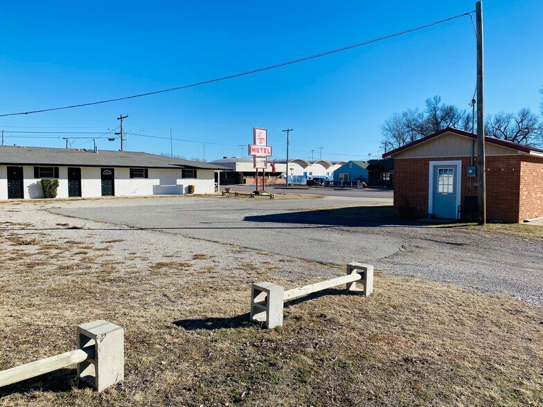 More Photos Of 215 SW 6th St, Mooreland Hotel For Sale