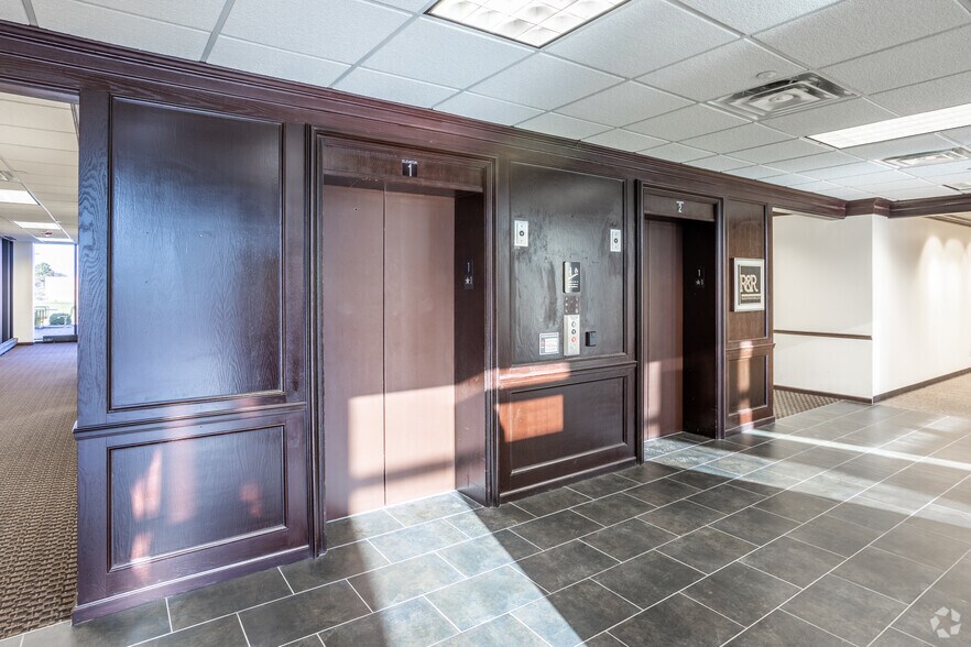 More Photos Of 4445 Corporate Dr, West Des Moines Medical For Lease