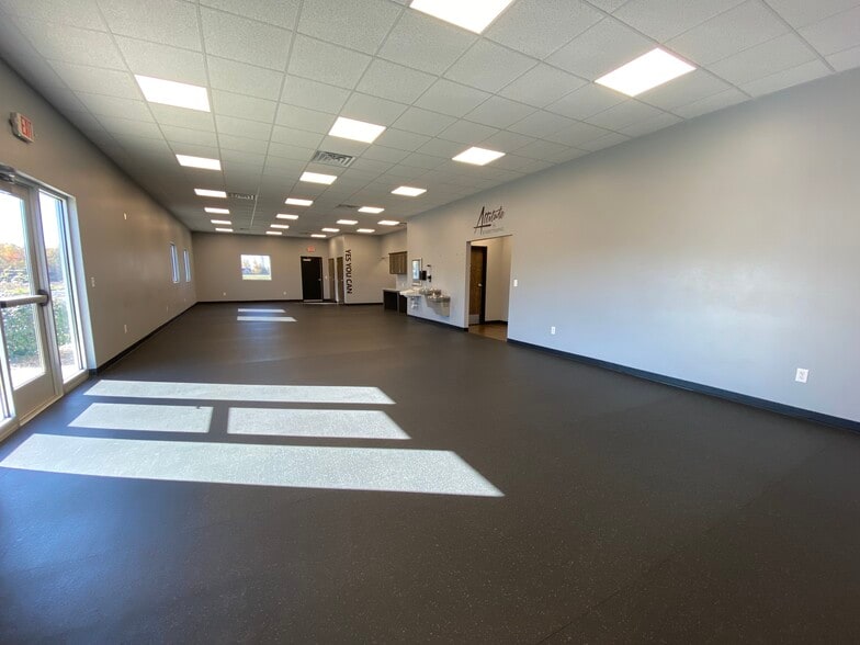 More Photos Of 2221 John Williams Blvd, Bedford Office For Sale