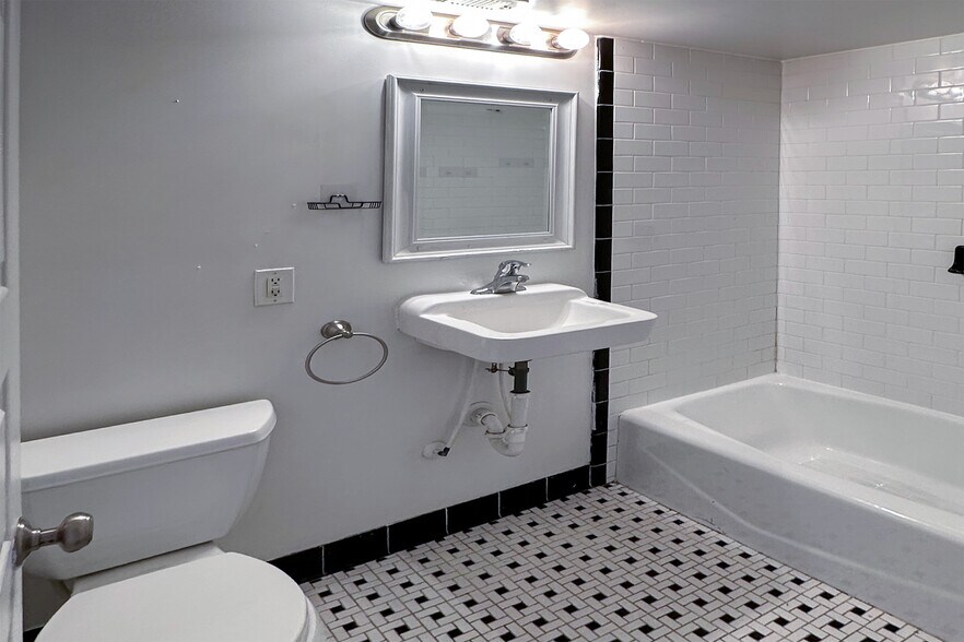 More Photos Of 711 Windsor St, Wilmington Apartments For Sale