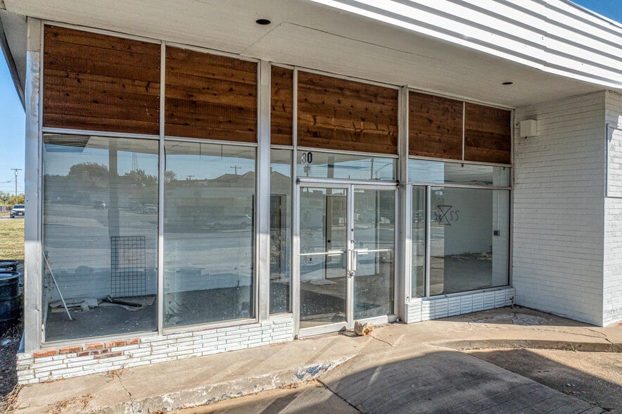 More Photos Of 212 N Austin Ave, Denison Bank For Sale