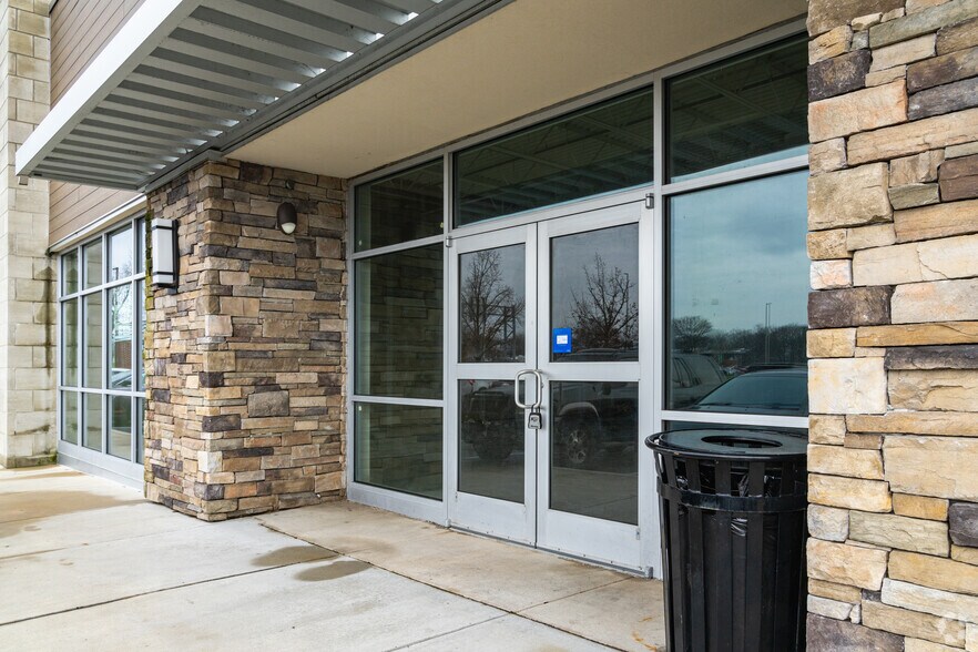 More Photos Of 60 Geoffrey Dr, Newark Freestanding For Lease