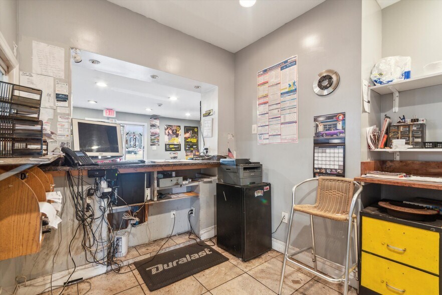 More Photos Of 555 Us Highway 13, Bristol General Retail For Sale