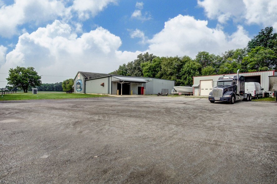 More Photos Of 20660 W Bowling Green Road, Weston Auto Repair For Lease