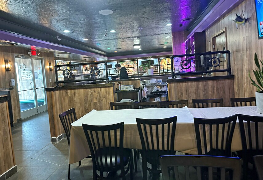 More Photos Of 30685 W 12 Mile Rd, Farmington Hills Restaurant For Sale
