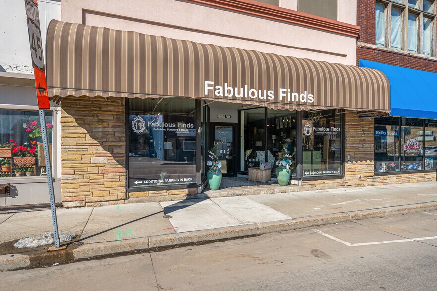 More Photos Of 811 Oregon St, Oshkosh Restaurant For Sale