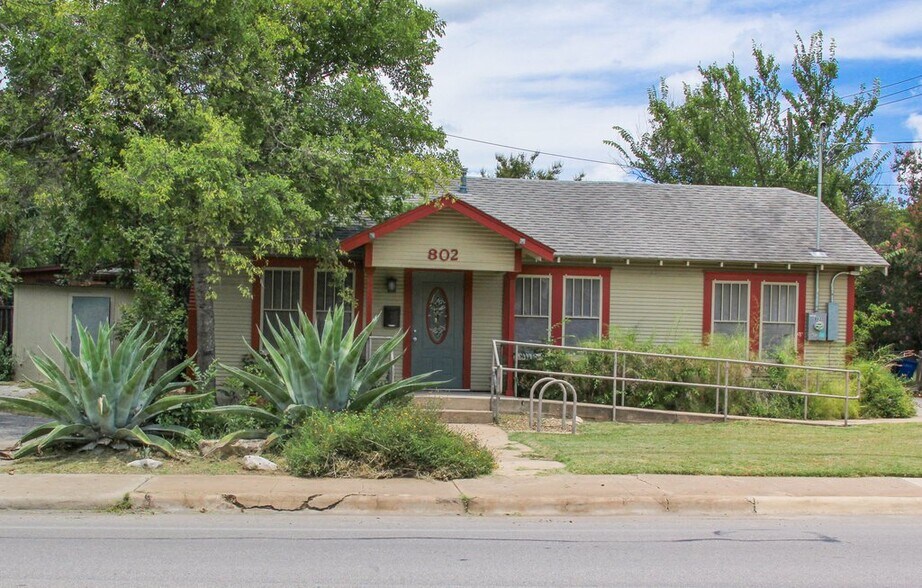 More Photos Of 802 W St Elmo Cir, Austin Office Residential For Sale