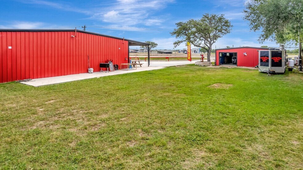 More Photos Of 23404 NW Zac Lentz Pky, Victoria General Retail For Sale