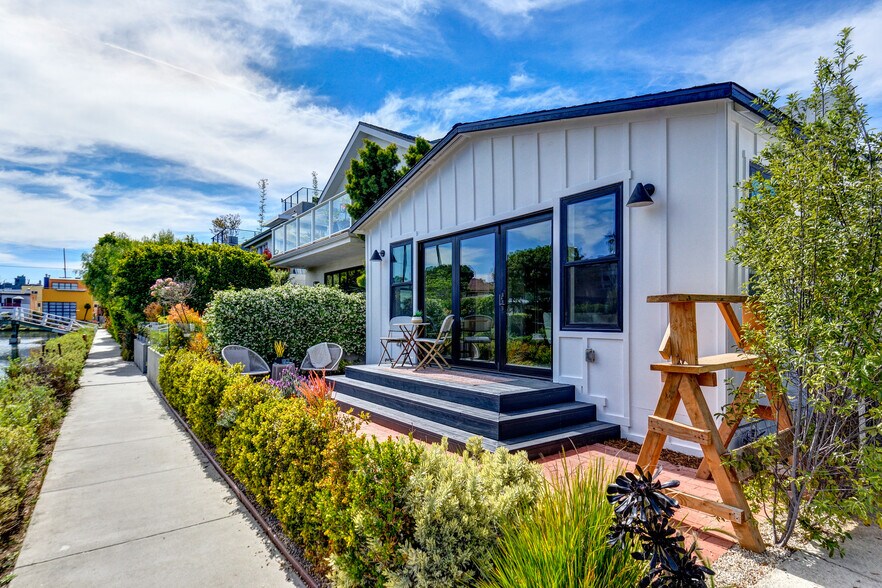 More Photos Of 223 Howland Canal, Venice Multifamily For Sale