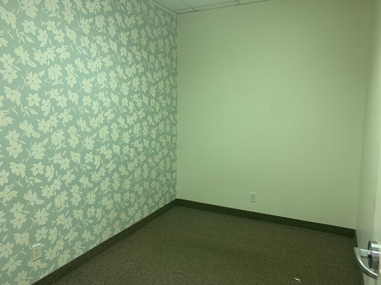 More Photos Of 356-358 Main St E, Hamilton Storefront Retail Residential For Lease