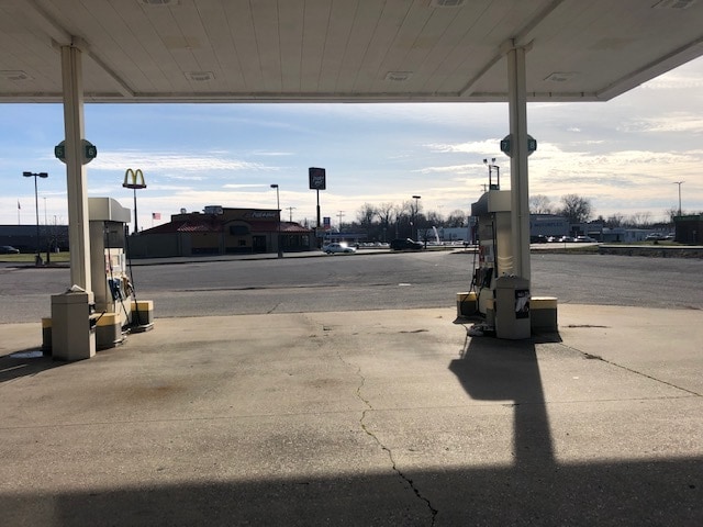 More Photos Of 606 Shirlee St, Vincennes Service Station For Sale