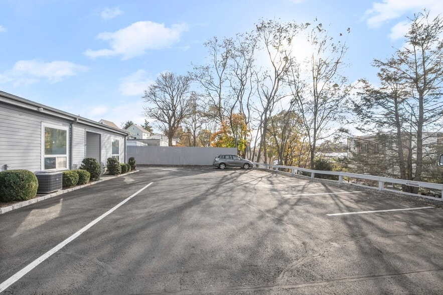 More Photos Of 6 Oak St W, Greenwich Office For Lease