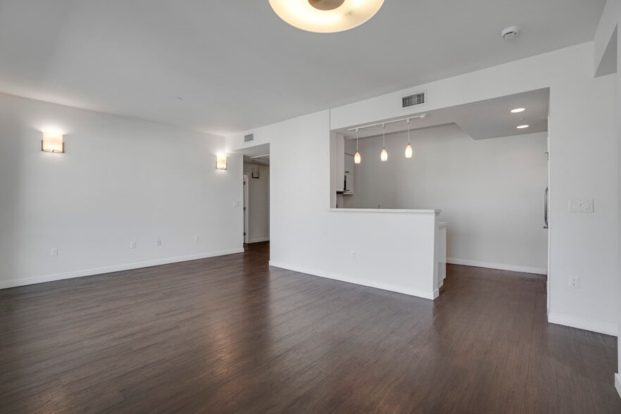 More Photos Of 525 Santa Monica Blvd, Santa Monica Apartments For Sale