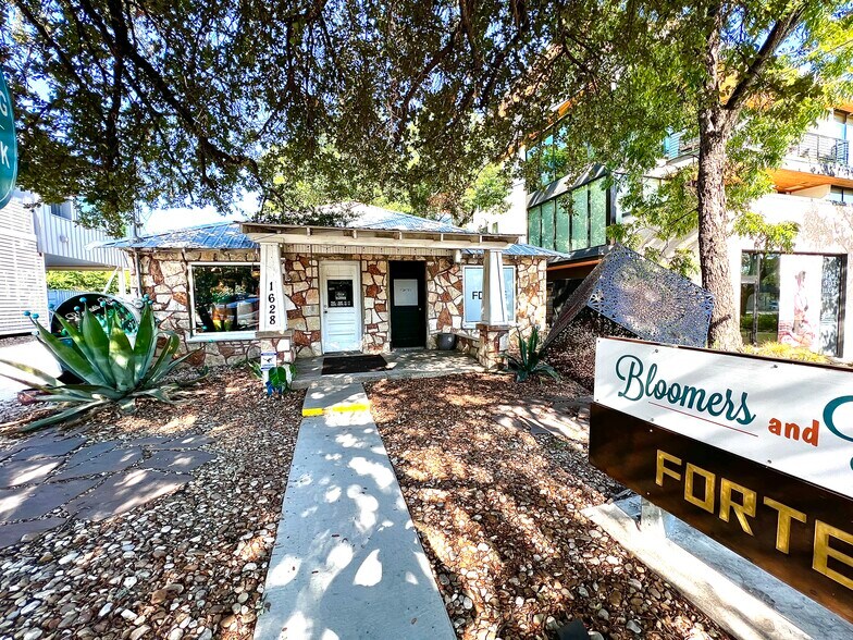 More Photos Of 1628 S 1st St, Austin Storefront Retail Residential For Sale