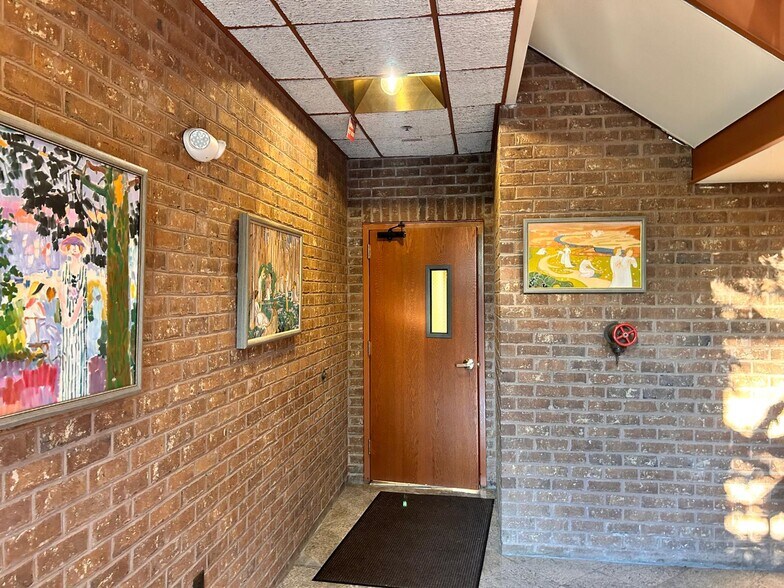 More Photos Of 450 Maple Ave E, Vienna Unknown For Lease