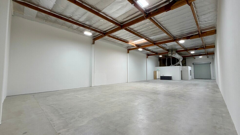 More Photos Of 18320-18330 Oxnard St, Tarzana Unknown For Lease