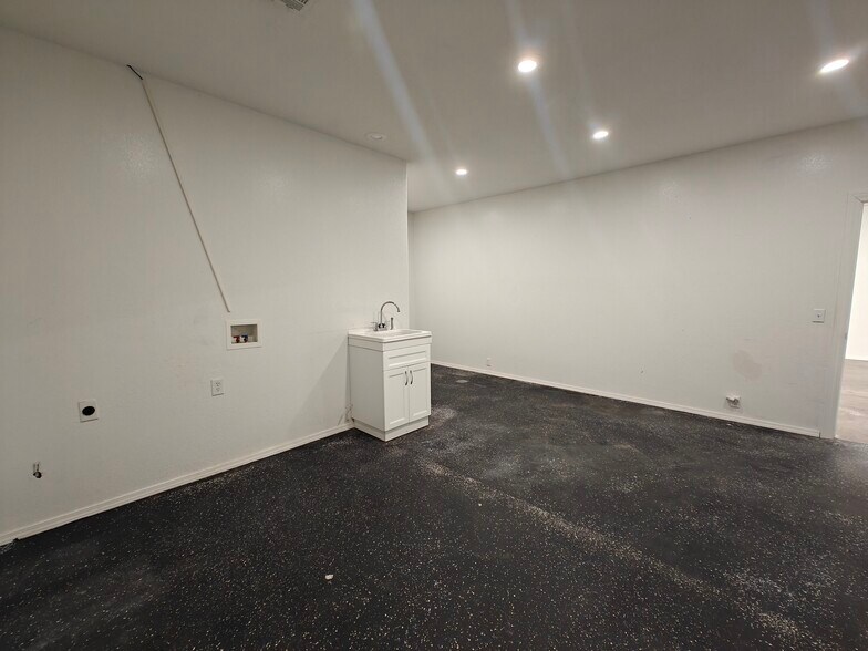 More Photos Of 430 N Brent Ln, West Siloam Springs General Retail For Lease