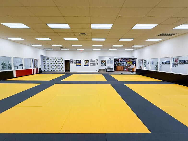 More Photos Of 4447 Thousand Oaks, San Antonio Freestanding For Sale