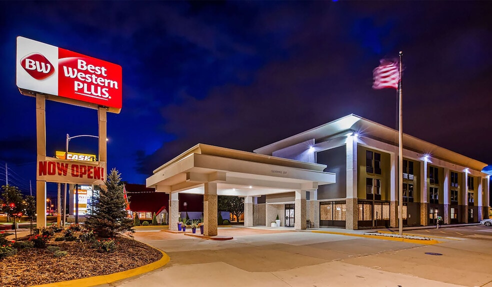 Primary Photo Of 604 1/2 Iaa Dr, Bloomington Hotel For Sale