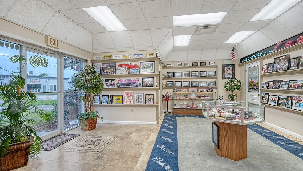 More Photos Of 2111 Whitfield Park Dr, Sarasota Showroom For Sale