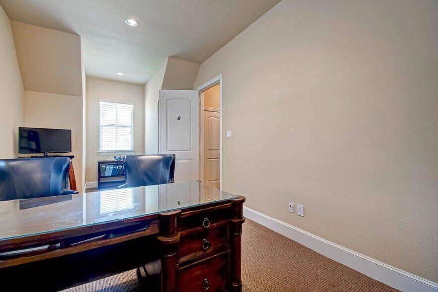 More Photos Of 303 Longmire Rd, Conroe Office For Lease