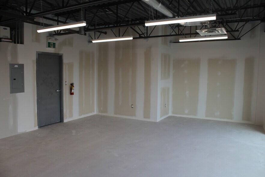 More Photos Of 585 Hanlon Creek Blvd, Guelph Showroom For Lease