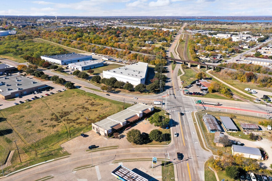 More Photos Of 915-921 N Mill St, Lewisville Office For Sale