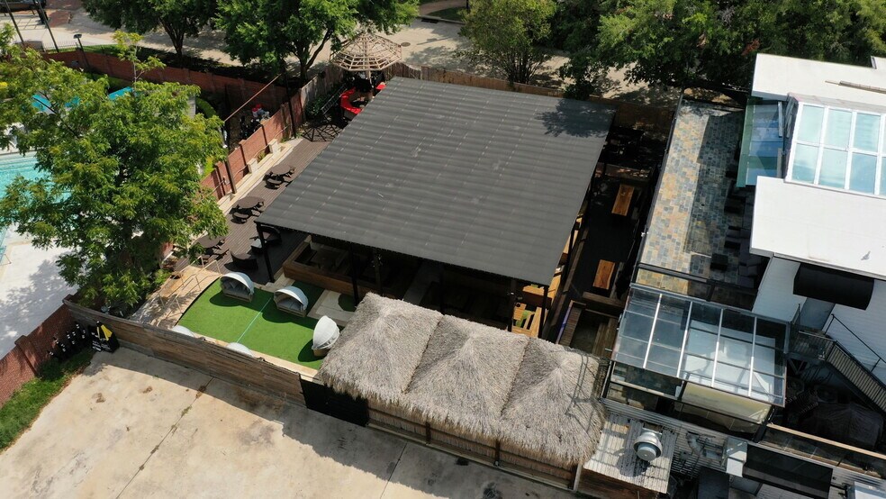 More Photos Of 1916 Baldwin St, Houston Bar For Lease
