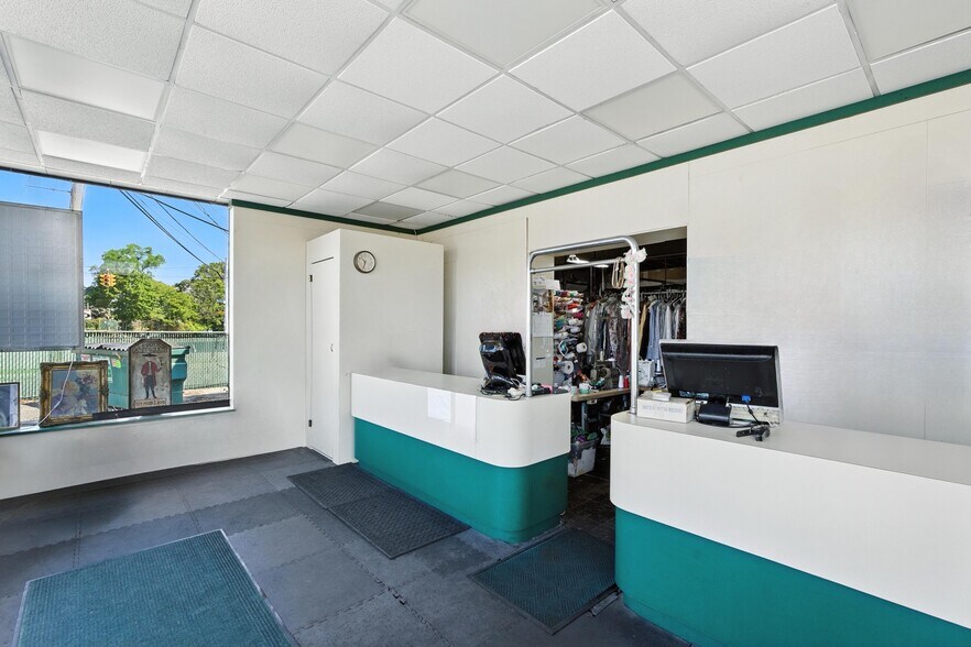 More Photos Of 230 N Main St, Sayville Storefront For Sale
