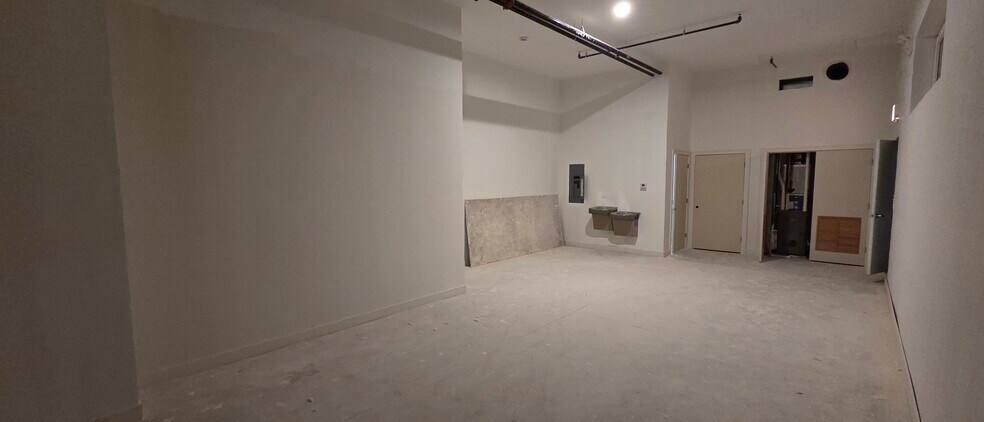 More Photos Of 2046 N Damen Ave, Chicago Storefront For Sale