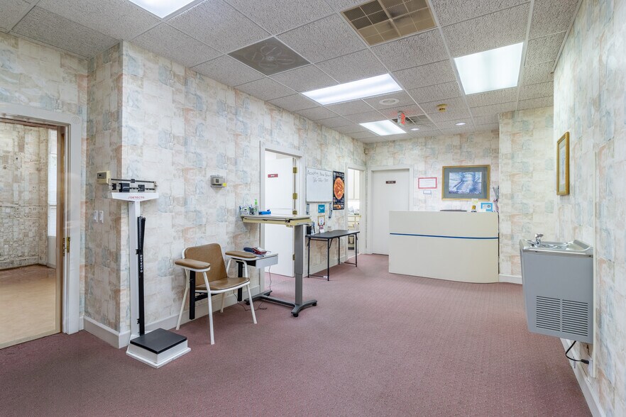 More Photos Of 1421 Ross Dr, Dalton Office For Sale