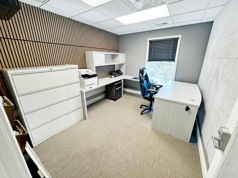 More Photos Of 225 Aberdeen Dr, Valparaiso Office For Sale